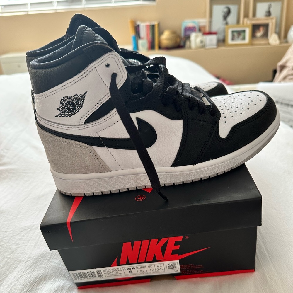 Nike Air Jordan 1 Retro High OG - Picture 4 of 9